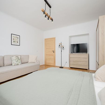 Spacious Apartment For 6 People Near The Old Town By Noclegi Renters Varsavia Esterno foto