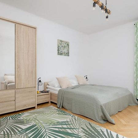 Spacious Apartment For 6 People Near The Old Town By Noclegi Renters Varsavia Esterno foto