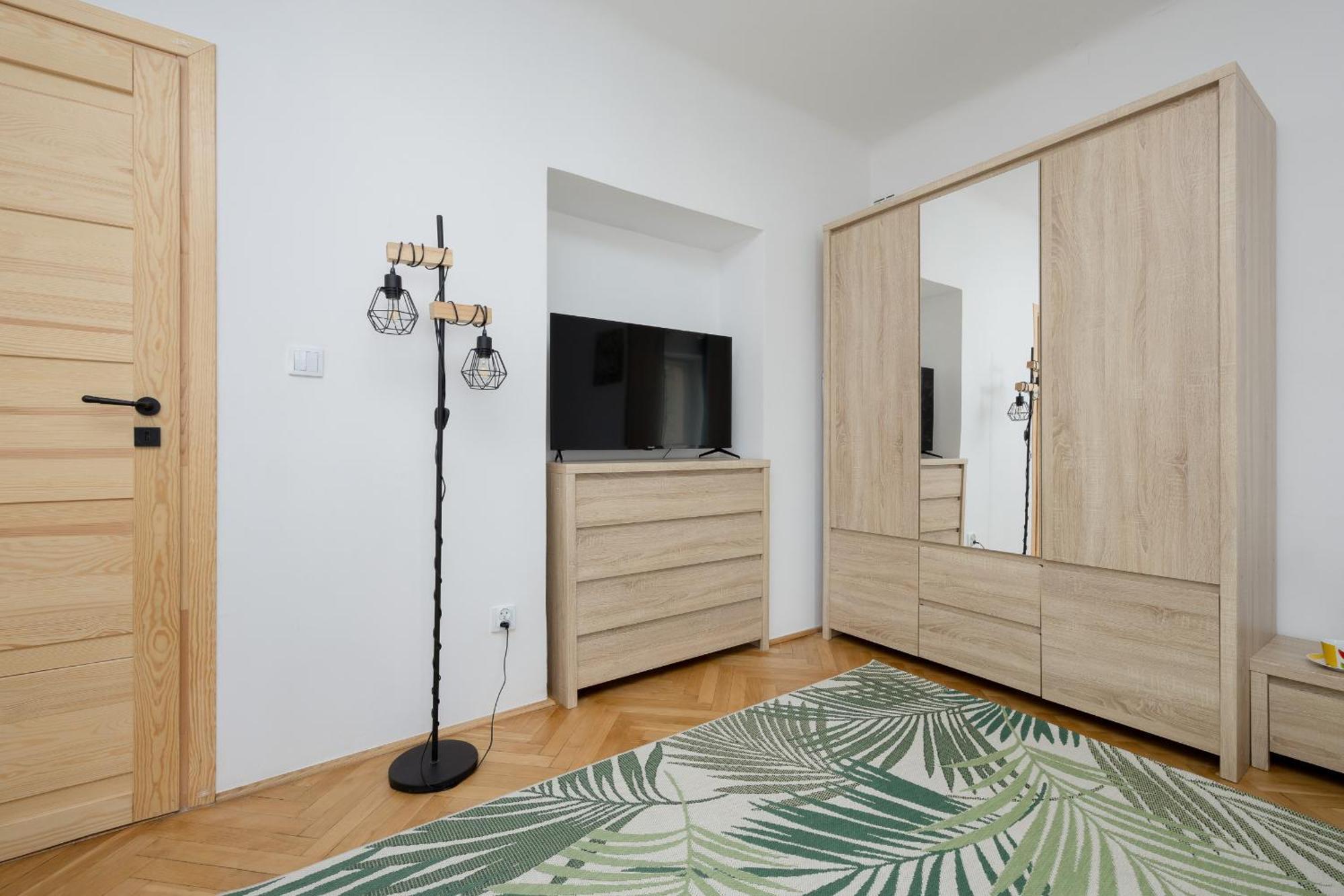 Spacious Apartment For 6 People Near The Old Town By Noclegi Renters Varsavia Esterno foto